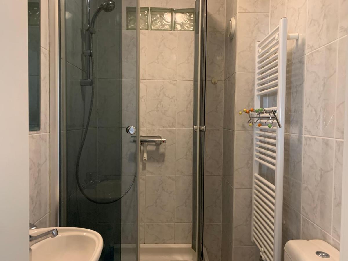 Large Room In Schuttrange Free Parking 10Mins To Airport Excellent Customer Services Exterior foto