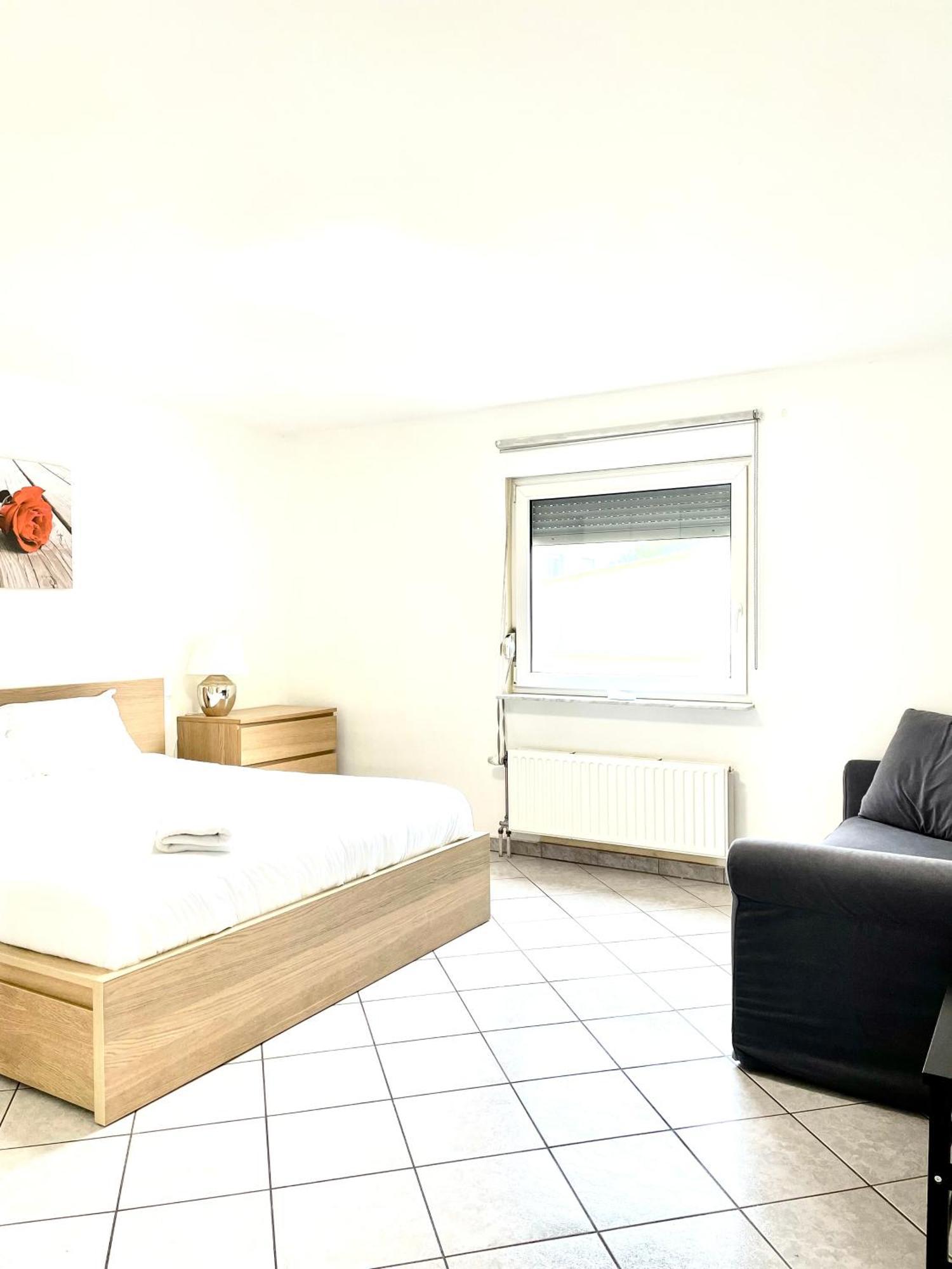 Large Room In Schuttrange Free Parking 10Mins To Airport Excellent Customer Services Luxemburgo Exterior foto