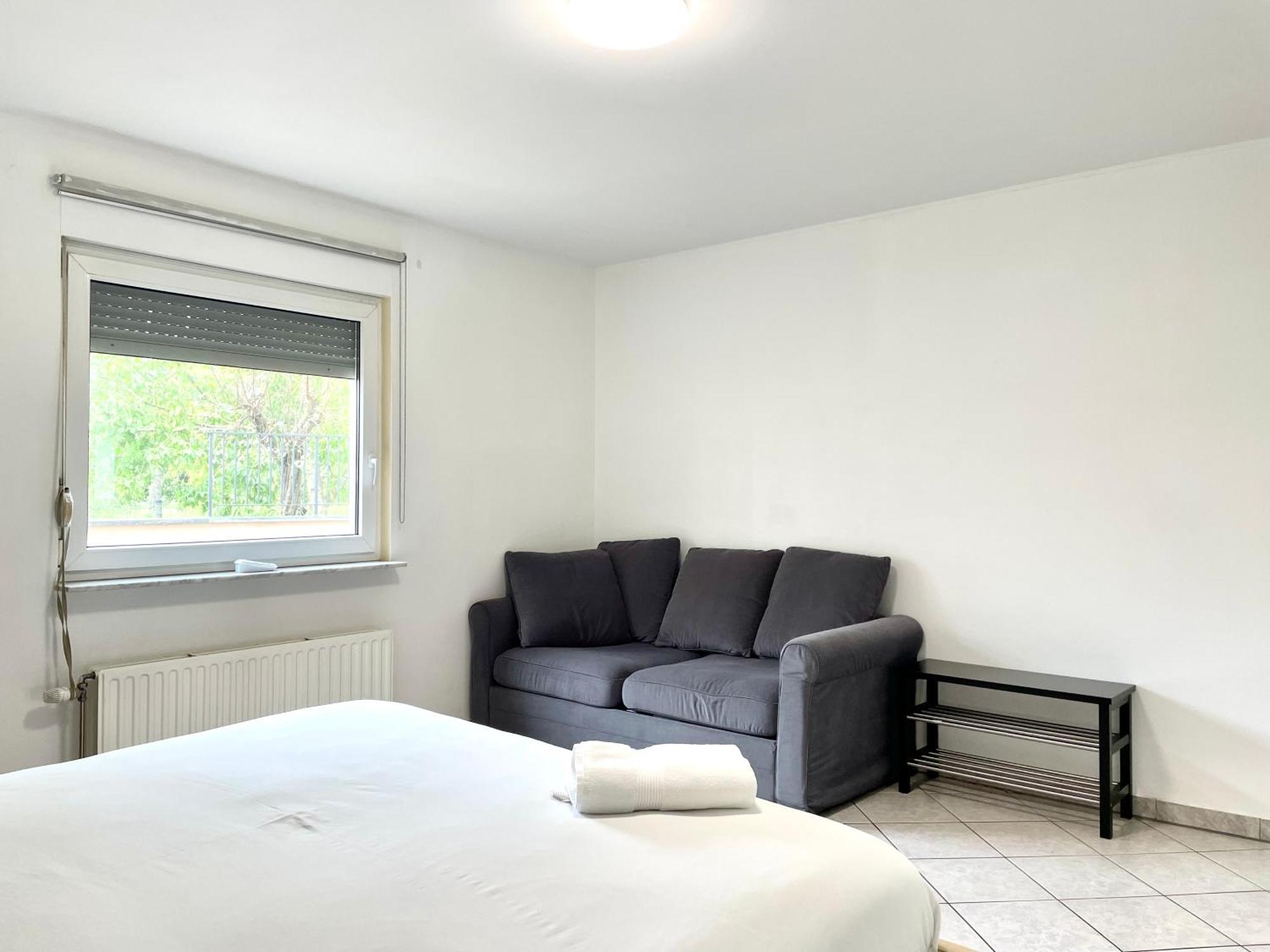 Large Room In Schuttrange Free Parking 10Mins To Airport Excellent Customer Services Luxemburgo Exterior foto