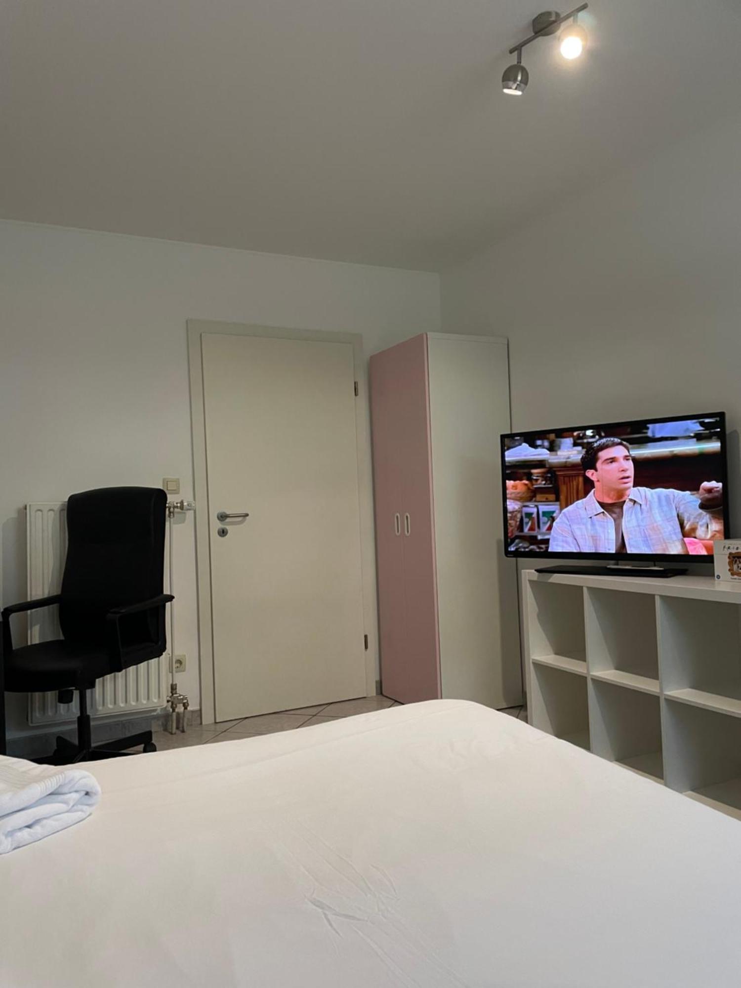 Large Room In Schuttrange Free Parking 10Mins To Airport Excellent Customer Services Exterior foto