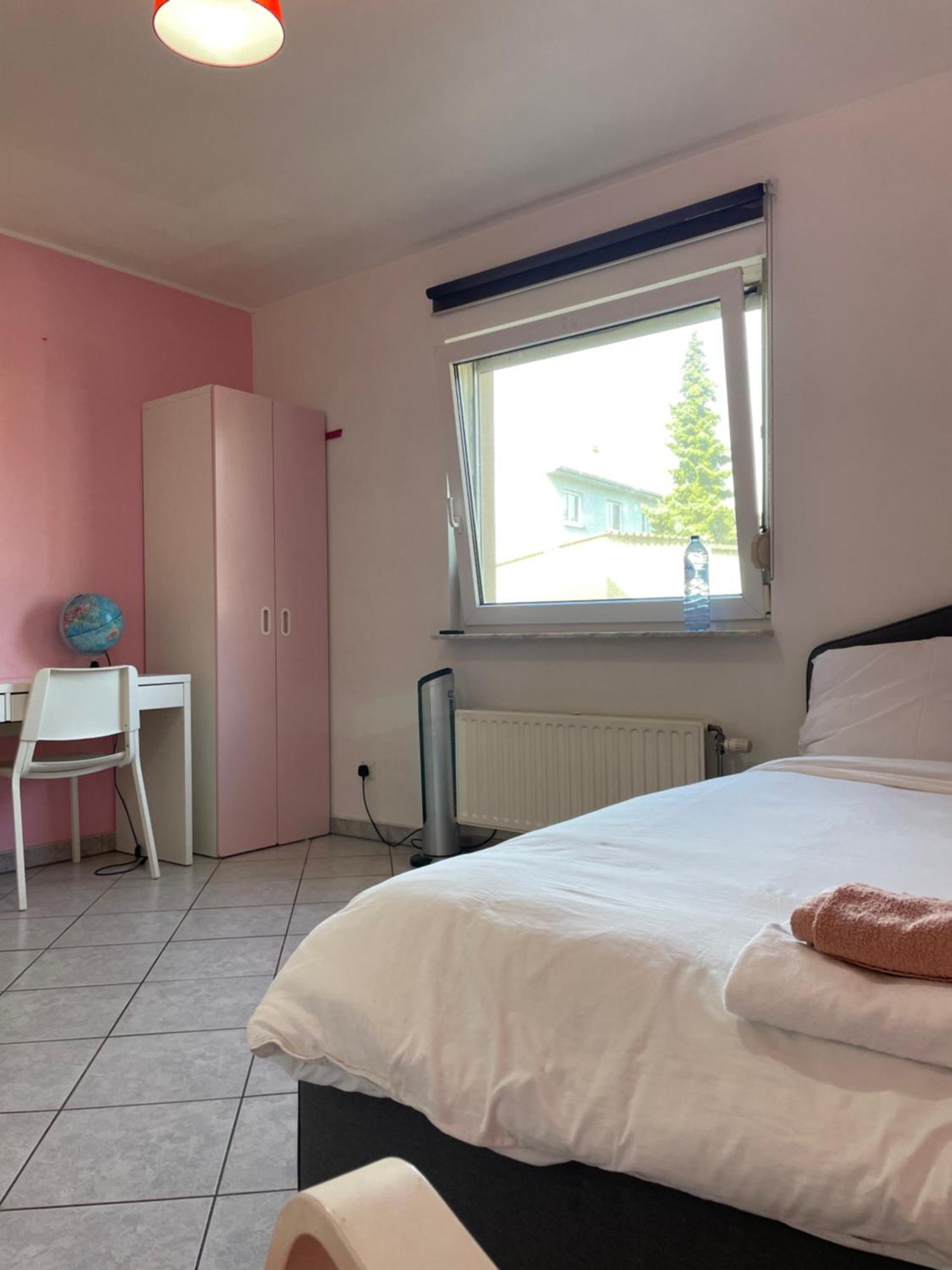 Large Room In Schuttrange Free Parking 10Mins To Airport Excellent Customer Services Luxemburgo Exterior foto