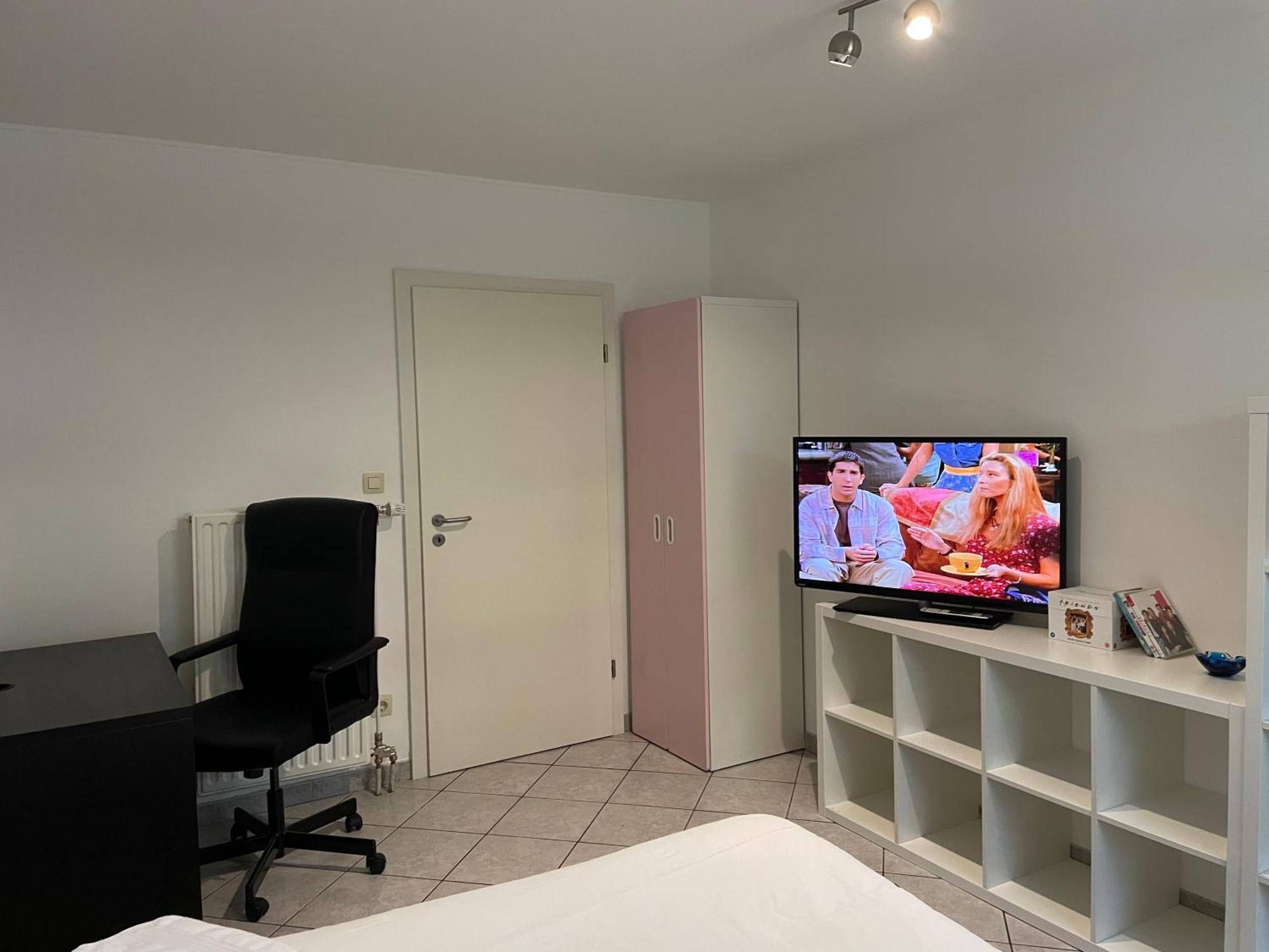 Large Room In Schuttrange Free Parking 10Mins To Airport Excellent Customer Services Luxemburgo Exterior foto