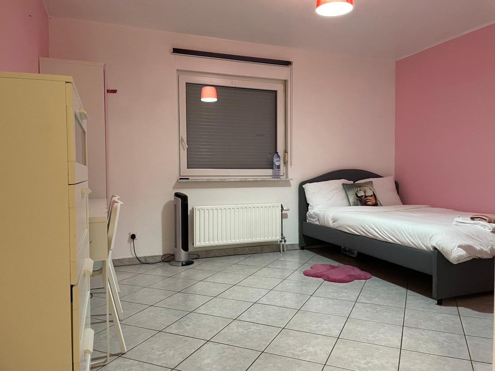 Large Room In Schuttrange Free Parking 10Mins To Airport Excellent Customer Services Exterior foto