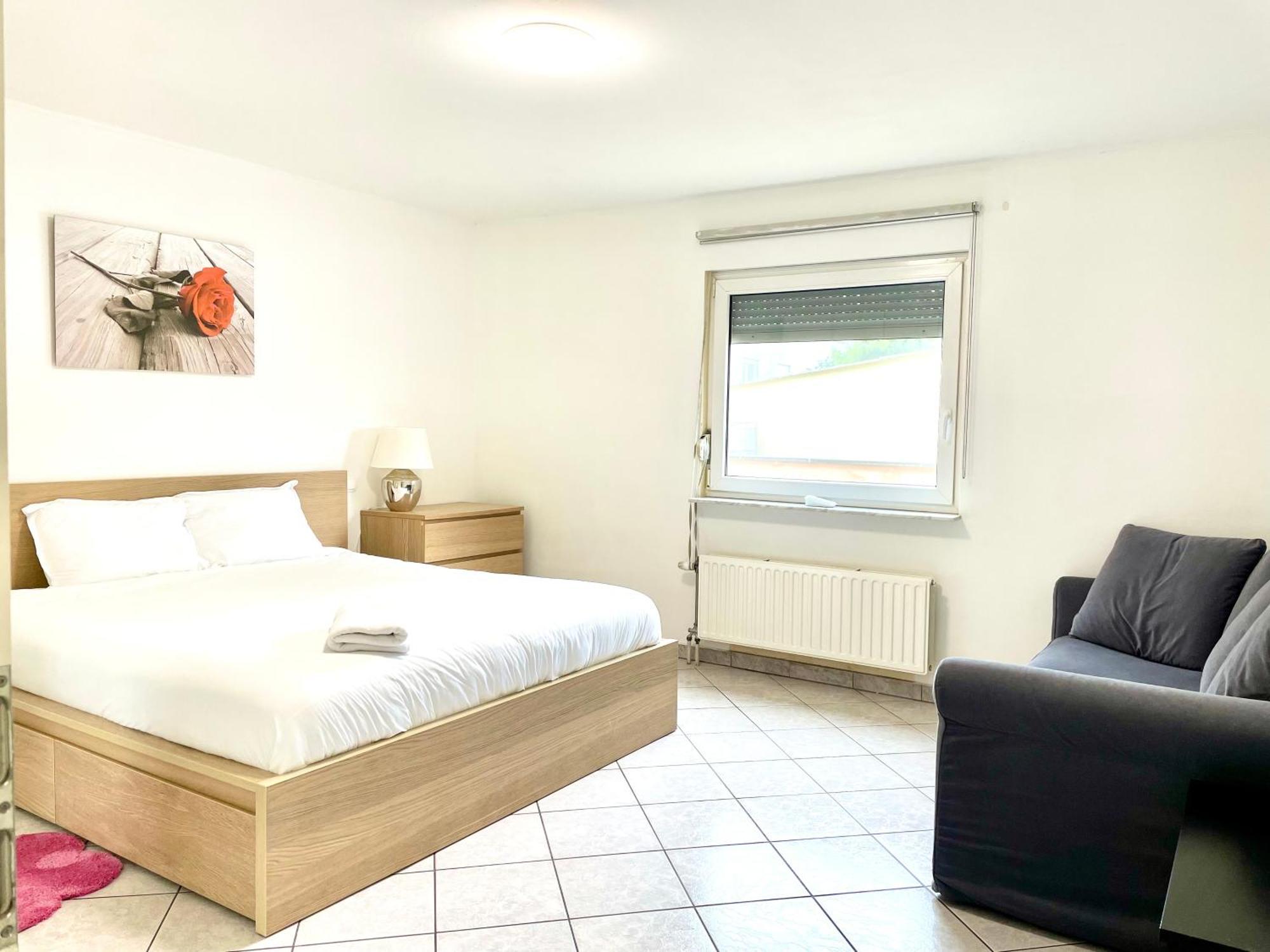 Large Room In Schuttrange Free Parking 10Mins To Airport Excellent Customer Services Luxemburgo Exterior foto