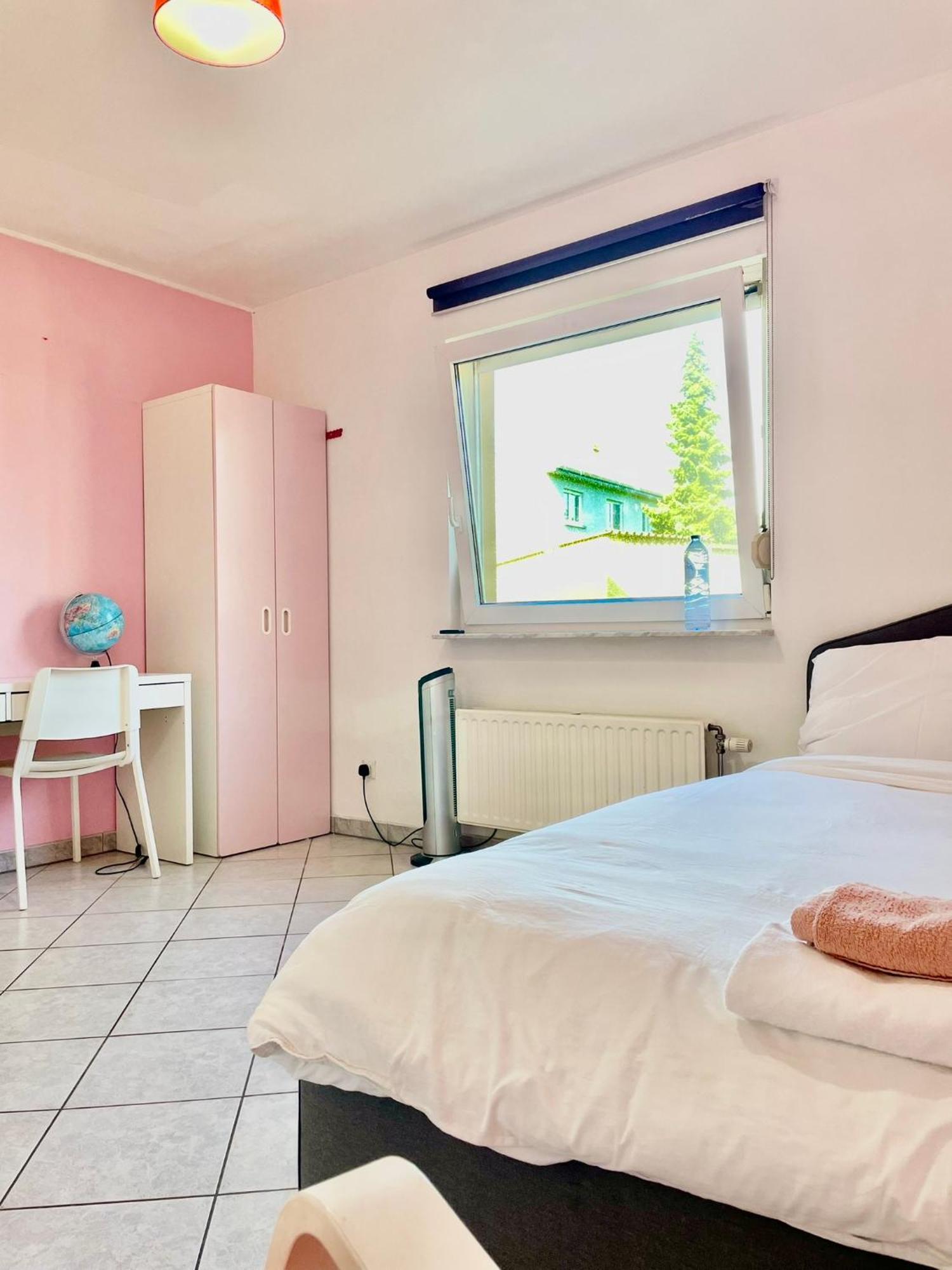 Large Room In Schuttrange Free Parking 10Mins To Airport Excellent Customer Services Luxemburgo Exterior foto